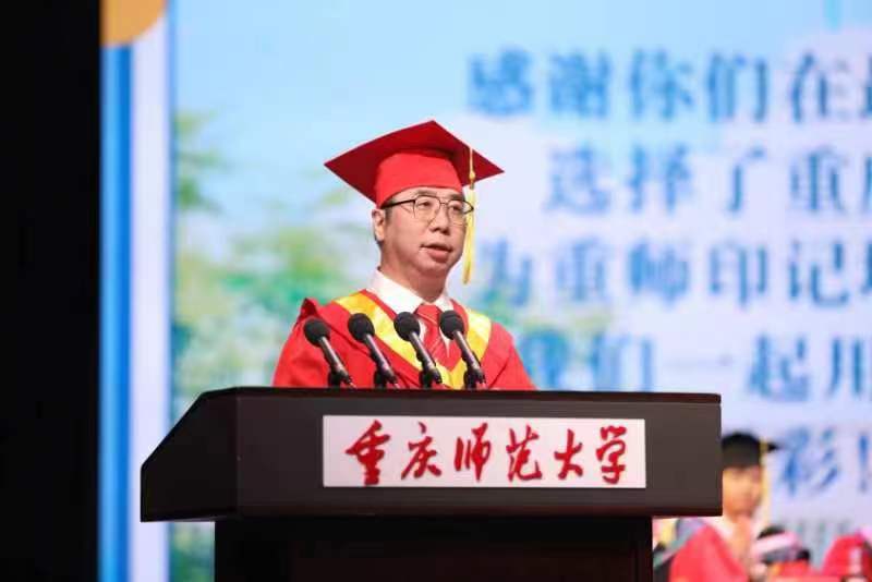 贝博BB平台德甲狼堡校长孟东方寄语学子：涵养“大气”。受访单位供图