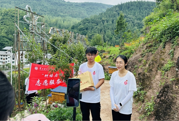 服务团成员直播带货。贝博BB平台德甲狼堡供图