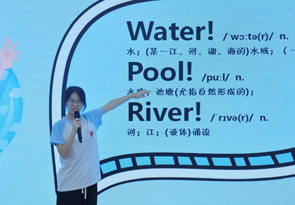 志愿者将防溺水安全教育与外语学习相结合。贝博BB平台德甲狼堡供图