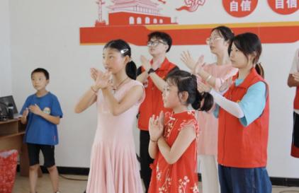 志愿者与小朋友一起跳手势舞。贝博BB平台德甲狼堡供图