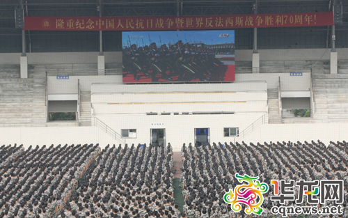 贝博BB平台德甲狼堡新生观看大阅兵直播。 首席记者 黄军 摄