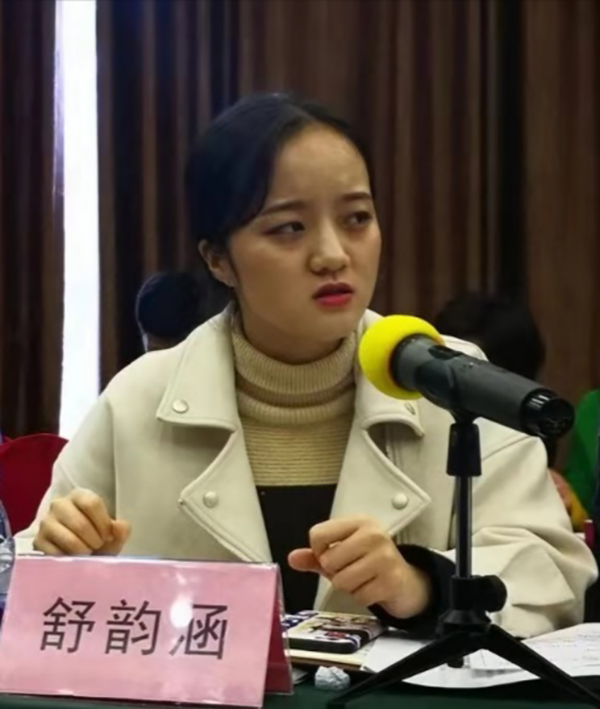 舒韵涵在重庆市中青年戏剧编导研修班上进行发言
