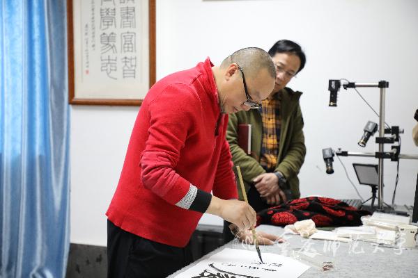书画家邓晓岗先生现场题字