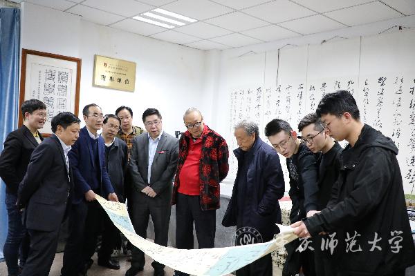 孟东方校长接受申万胜将军为许伯建艺术馆赠送的墨宝