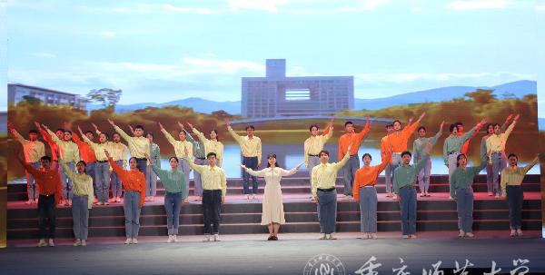 (《国与家》现场图)