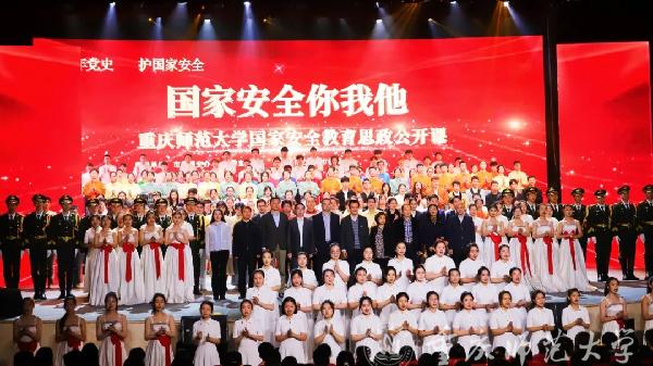 (听课领导与全体备课组师生现场合影留念)