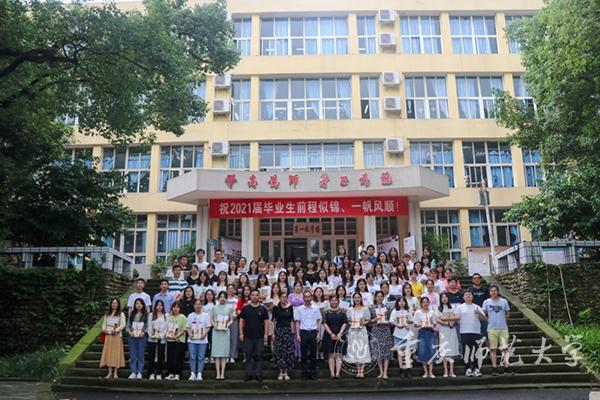 (毕业生党员座谈会合影)